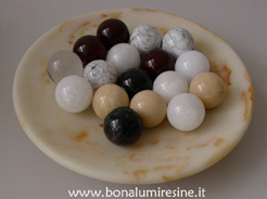 piatto onice marmorizzato con palline, sferette assortite