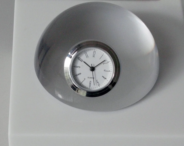 Orologio da tavolo semisferico ad effetto lente