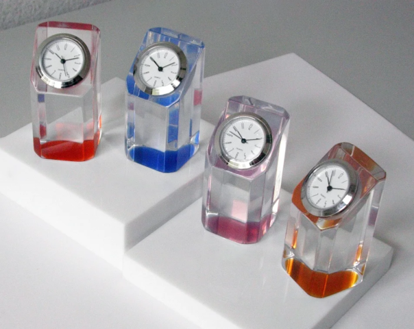 Bomboniera con orologio a sezione prismatica con base colorata