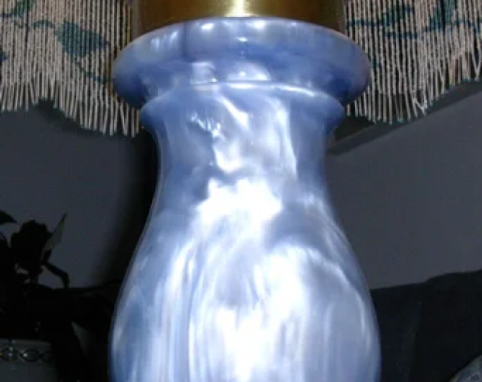 Base lampada in resina con paralume con effetto cromatico azzurro perlato