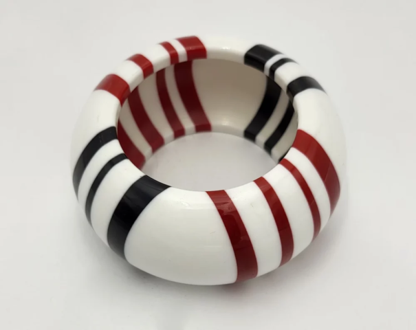 Bracciale a righe con alleggerimento parte interna cava