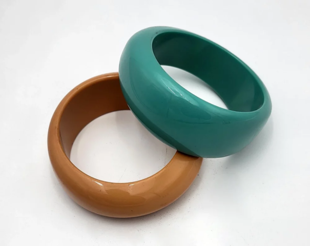 Bracciali con profilo a spessore irregolare