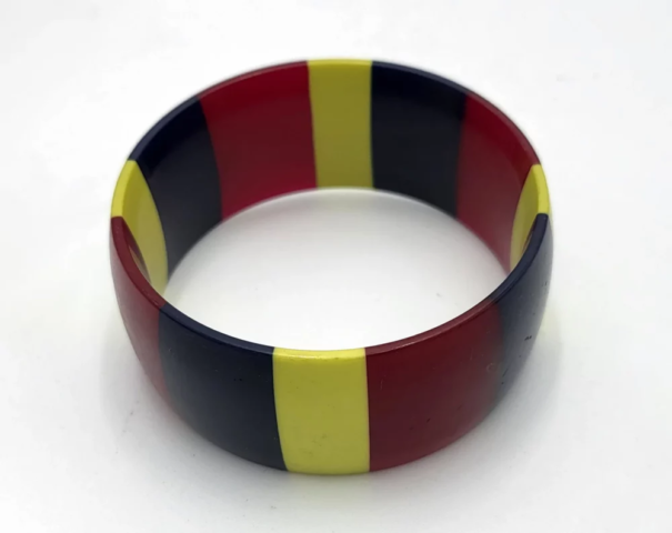 Bracciale sottile a sezione larga con colorazione a settori
