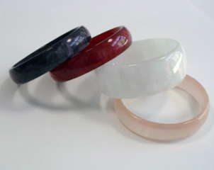 Bracciali con diverse dimensioni di larghezza