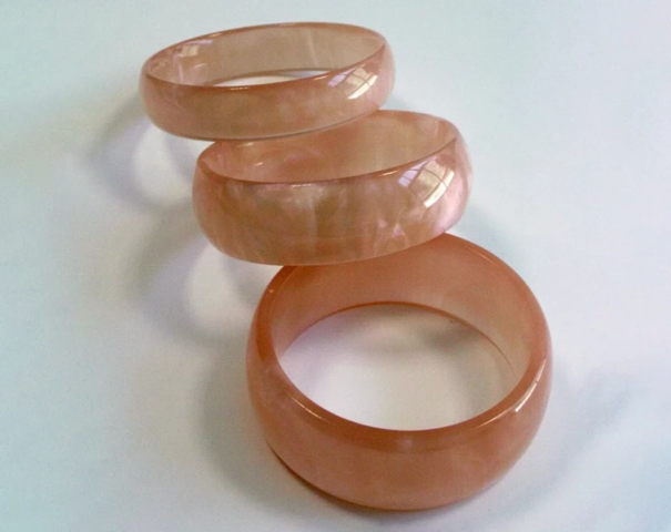 Bracciali con diverse dimensioni di larghezza