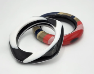 Bracciali con profilo pentagonale zebrato e con effetto cromatico a settori