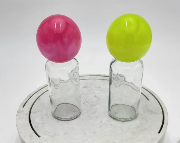 Tappi in resina con colori fluo, rosa e giallo