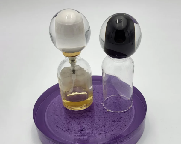 Tappi sferici con effetto cromatico incastonato su piatto lavanda