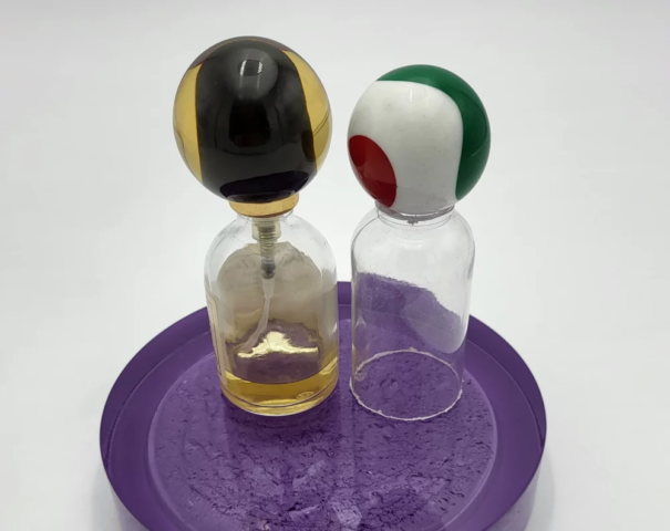 Tappi sferici con effetto cromatico a bandiera su piatto lavanda
